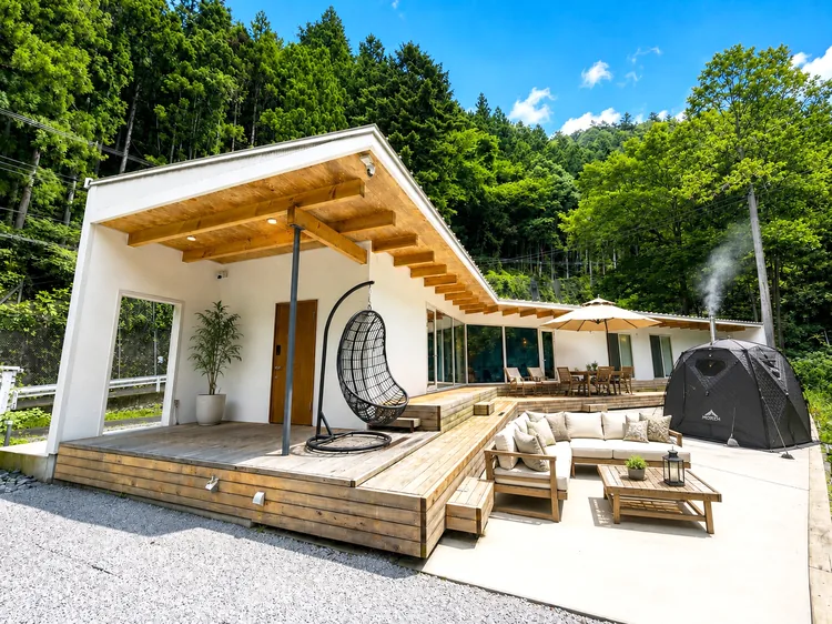 デッキテラスとリビングがひとつながりに広がる外観