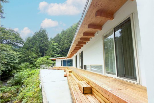 軒下のウッドデッキと連続する大開口